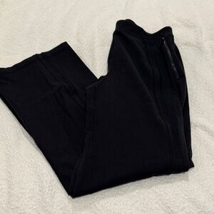 Women's Lululemon define mid rise track pant luon
Size M